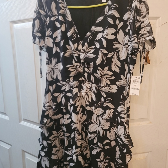 Dress - Picture 4 of 4